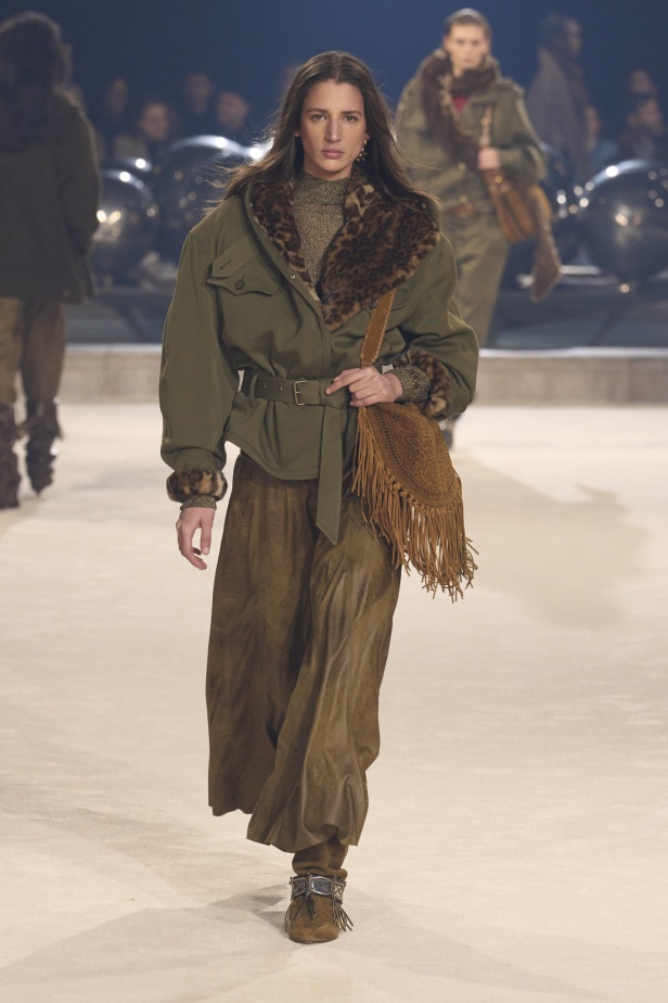 مجموعة Isabel Marant لخريف وشتاء 2024 بين النمط البوهيمي والإحساس الغربي