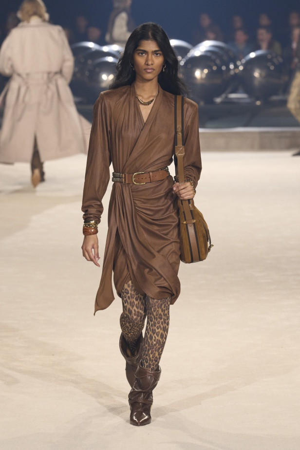 مجموعة Isabel Marant لخريف وشتاء 2024 بين النمط البوهيمي والإحساس الغربي