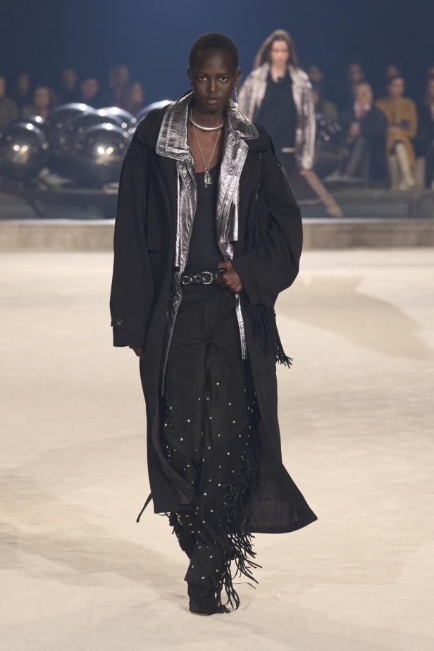 مجموعة Isabel Marant لخريف وشتاء 2024 بين النمط البوهيمي والإحساس الغربي