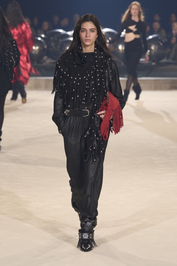 مجموعة Isabel Marant لخريف وشتاء 2024 بين النمط البوهيمي والإحساس الغربي