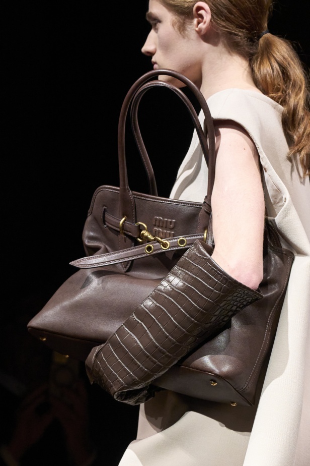 Miu Miu تتحدى فكرة "ارتداء الملابس حسب العمر" لخريف 2024... تصاميم من الطفولة إلى البلوغ