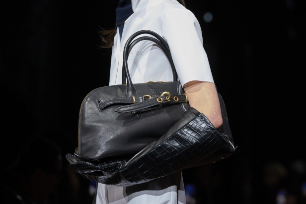 Miu Miu تتحدى فكرة "ارتداء الملابس حسب العمر" لخريف 2024... تصاميم من الطفولة إلى البلوغ