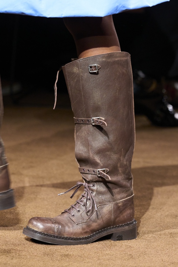 Miu Miu تتحدى فكرة "ارتداء الملابس حسب العمر" لخريف 2024... تصاميم من الطفولة إلى البلوغ