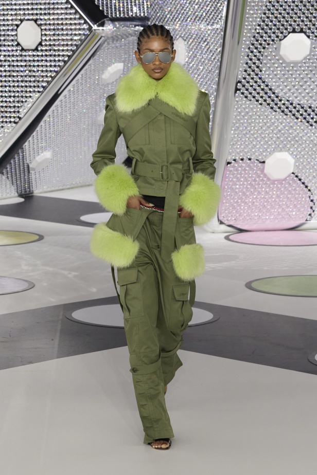 مجموعة Off-White نابضة بالحياة والألوان الصاخبة 