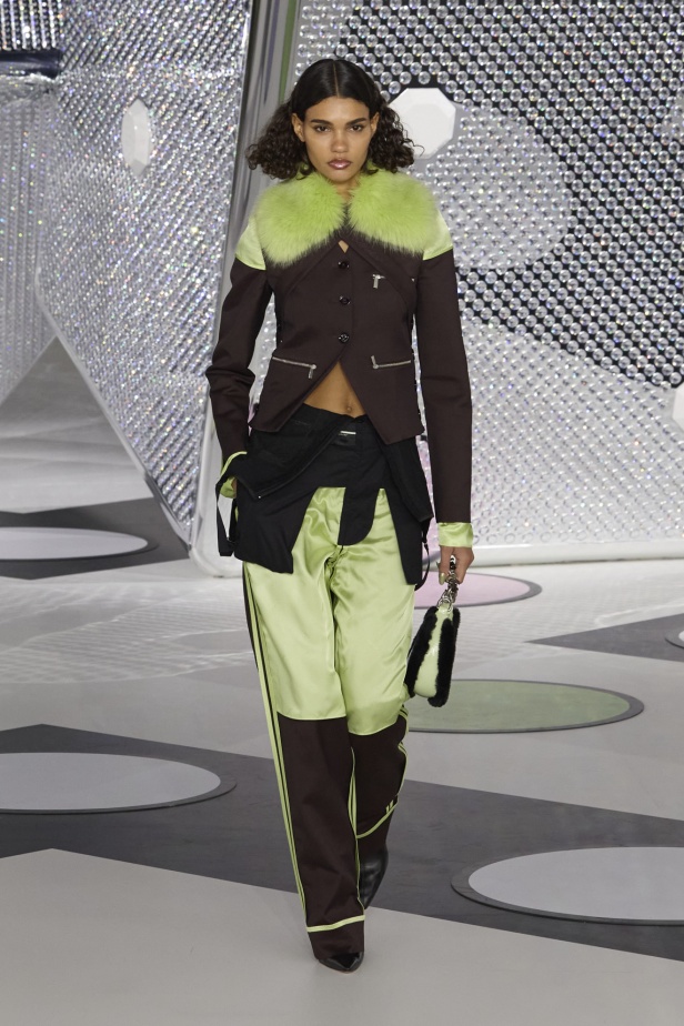 مجموعة Off-White نابضة بالحياة والألوان الصاخبة 