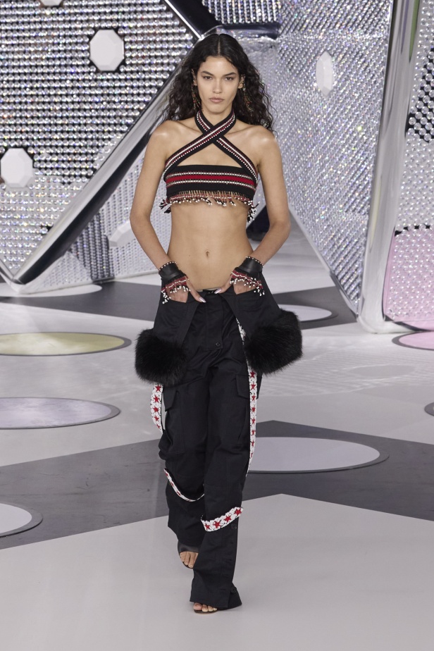 مجموعة Off-White نابضة بالحياة والألوان الصاخبة 