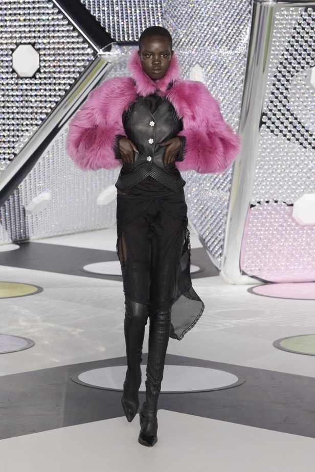 مجموعة Off-White نابضة بالحياة والألوان الصاخبة 