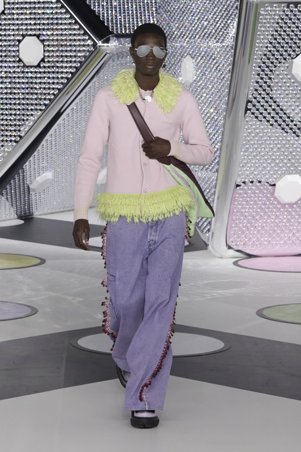 مجموعة Off-White نابضة بالحياة والألوان الصاخبة 