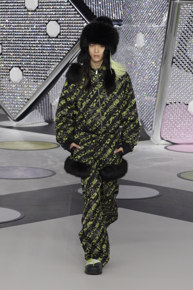 مجموعة Off-White نابضة بالحياة والألوان الصاخبة 