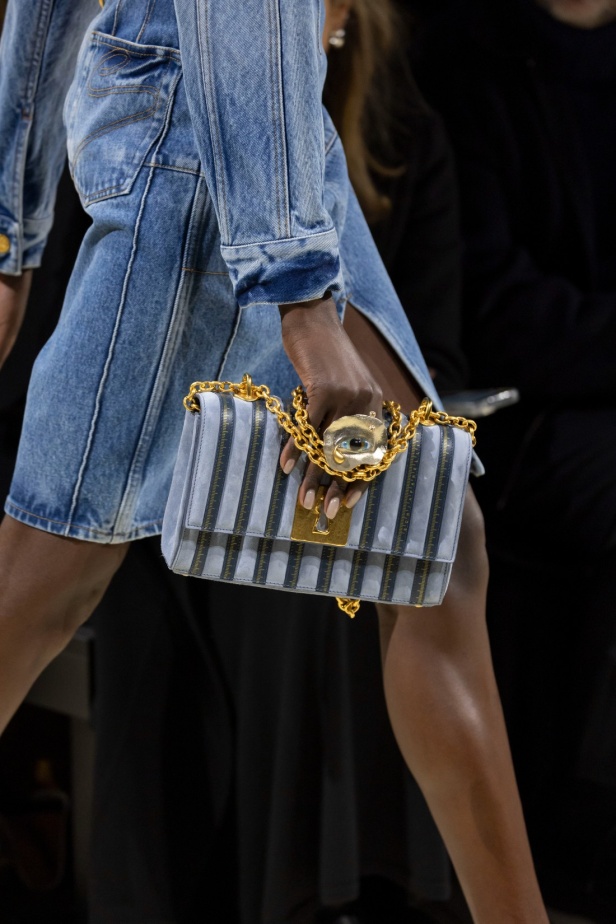 مجموعة Schiaparelli لخريف وشتاء 2024.. فخامة معتادة وعالم من الإبداع