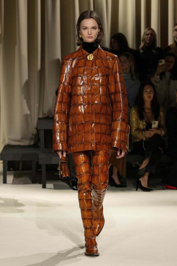 مجموعة Schiaparelli لخريف وشتاء 2024.. فخامة معتادة وعالم من الإبداع