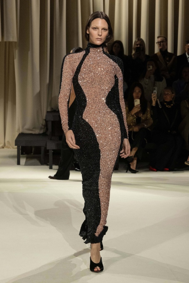 مجموعة Schiaparelli لخريف وشتاء 2024.. فخامة معتادة وعالم من الإبداع