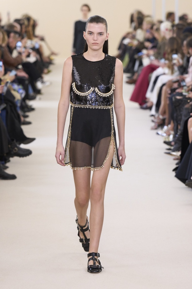 مجموعة Giambattista Valli لخريف وشتاء 2024