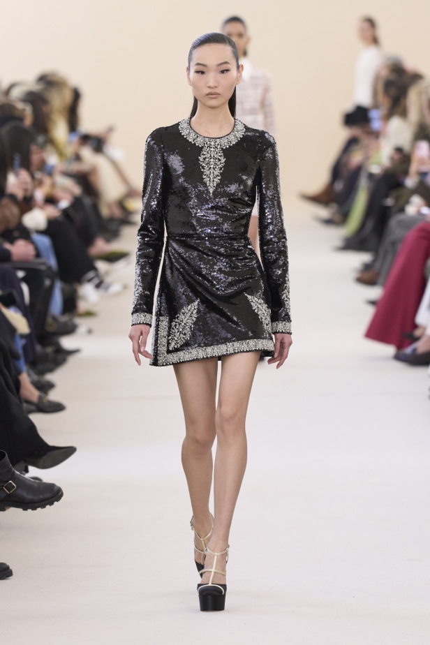 مجموعة Giambattista Valli لخريف وشتاء 2024