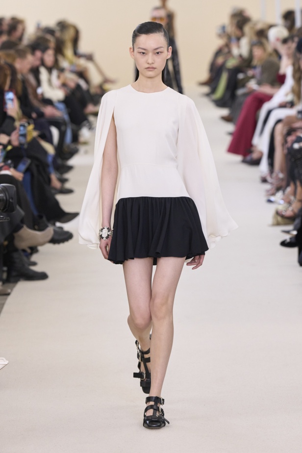 مجموعة Giambattista Valli لخريف وشتاء 2024