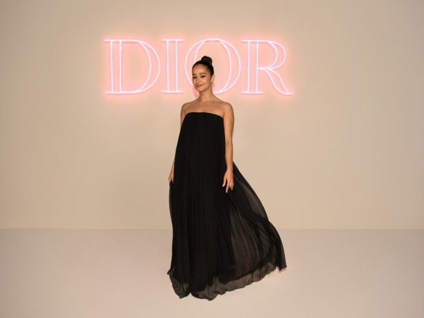 مجموعة ديور Pre-Fall 2024 تجمع بين باريس ونيويورك وتحتفي بلقاء الثقافتين 