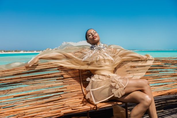 المصممة السعودية تيما عابد تفتتح أسبوع البحر الأحمر للموضة