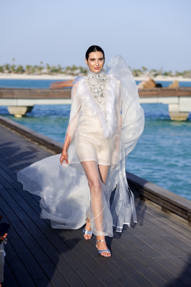 المصممة السعودية تيما عابد تفتتح أسبوع البحر الأحمر للموضة