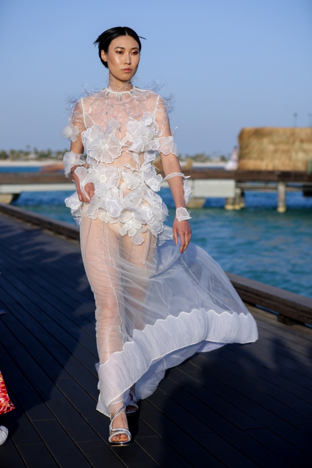 المصممة السعودية تيما عابد تفتتح أسبوع البحر الأحمر للموضة