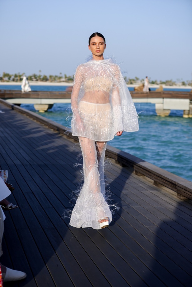 المصممة السعودية تيما عابد تفتتح أسبوع البحر الأحمر للموضة