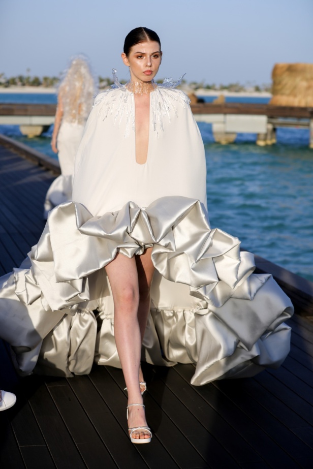 المصممة السعودية تيما عابد تفتتح أسبوع البحر الأحمر للموضة