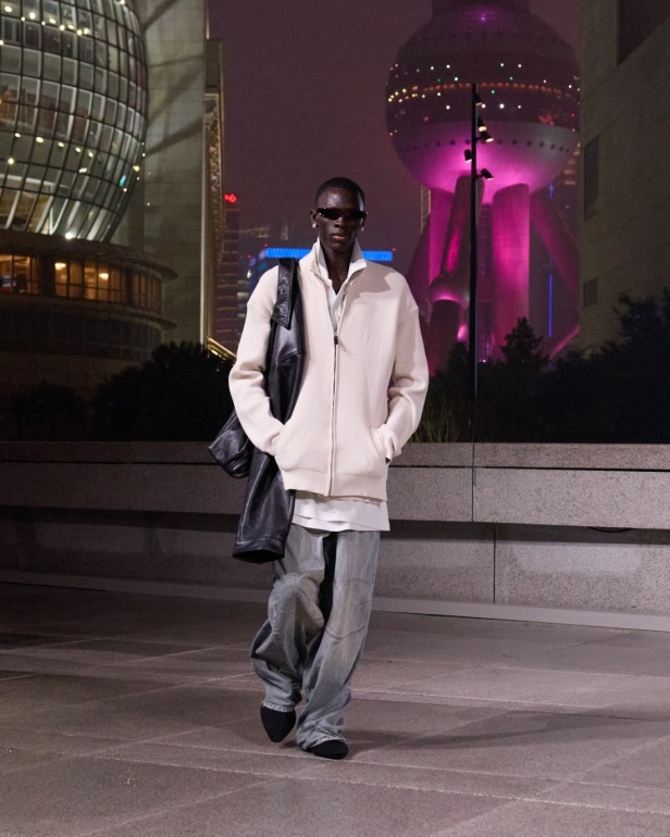 مجموعة Balenciaga لربيع 2025... ديمنا يشعل أكبر مدينة في الصين بتصاميمه الفخمة ولمسته المميّزة