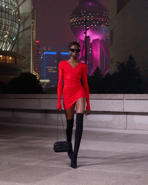 مجموعة Balenciaga لربيع 2025... ديمنا يشعل أكبر مدينة في الصين بتصاميمه الفخمة ولمسته المميّزة