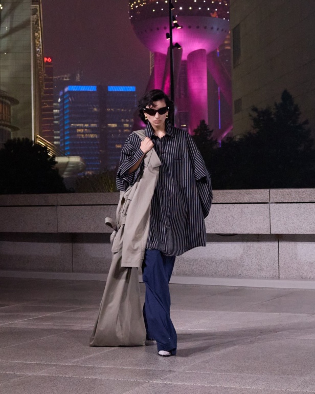 مجموعة Balenciaga لربيع 2025... ديمنا يشعل أكبر مدينة في الصين بتصاميمه الفخمة ولمسته المميّزة
