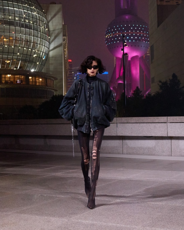 مجموعة Balenciaga لربيع 2025... ديمنا يشعل أكبر مدينة في الصين بتصاميمه الفخمة ولمسته المميّزة