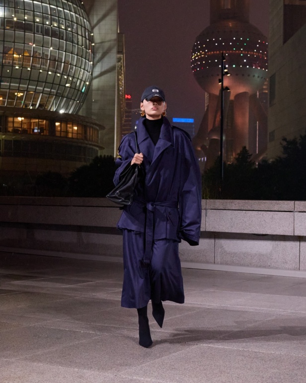 مجموعة Balenciaga لربيع 2025... ديمنا يشعل أكبر مدينة في الصين بتصاميمه الفخمة ولمسته المميّزة