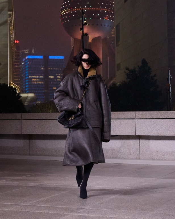 مجموعة Balenciaga لربيع 2025... ديمنا يشعل أكبر مدينة في الصين بتصاميمه الفخمة ولمسته المميّزة