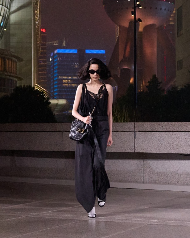 مجموعة Balenciaga لربيع 2025... ديمنا يشعل أكبر مدينة في الصين بتصاميمه الفخمة ولمسته المميّزة