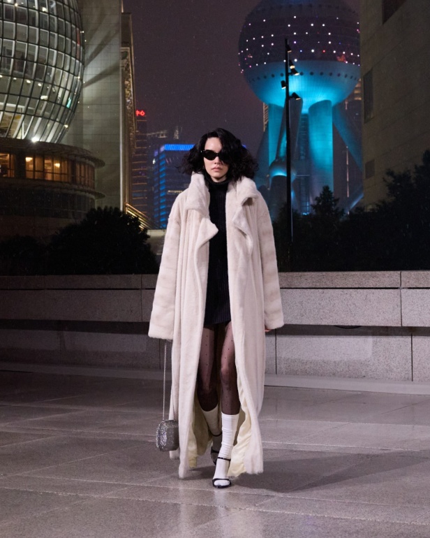 مجموعة Balenciaga لربيع 2025... ديمنا يشعل أكبر مدينة في الصين بتصاميمه الفخمة ولمسته المميّزة