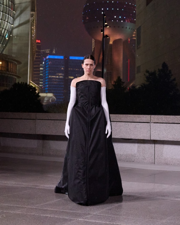 مجموعة Balenciaga لربيع 2025... ديمنا يشعل أكبر مدينة في الصين بتصاميمه الفخمة ولمسته المميّزة