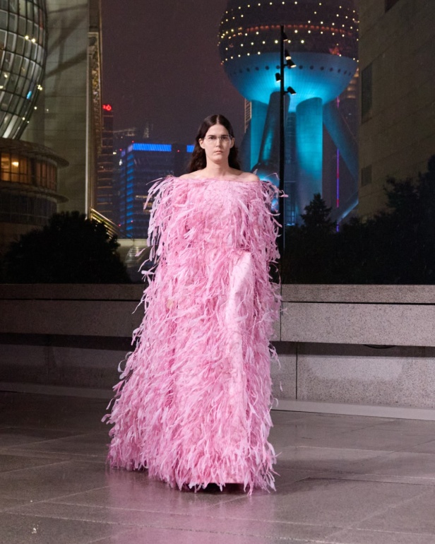 مجموعة Balenciaga لربيع 2025... ديمنا يشعل أكبر مدينة في الصين بتصاميمه الفخمة ولمسته المميّزة