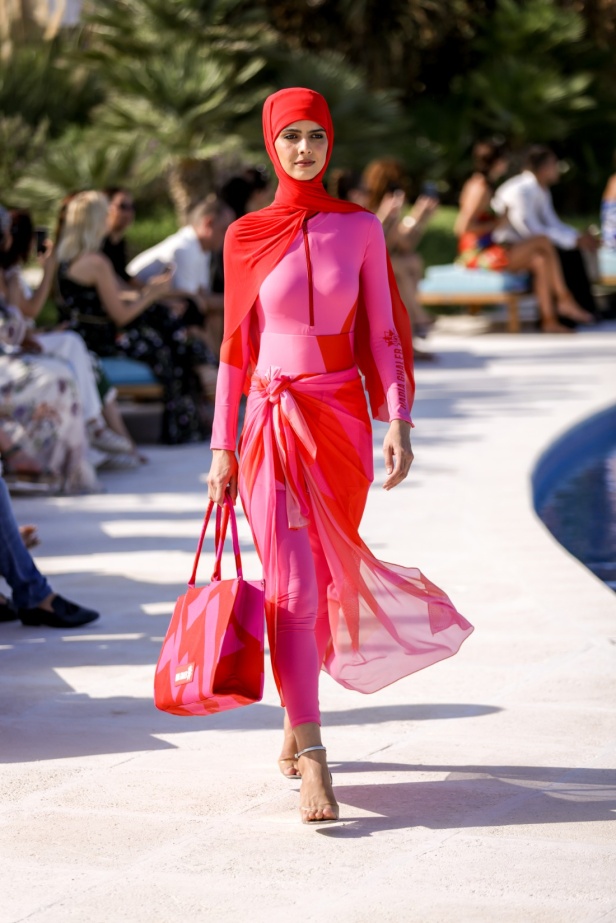 هادية غالب دمجت بين ملابس السباحة المحتشمة والأزياء المريحة