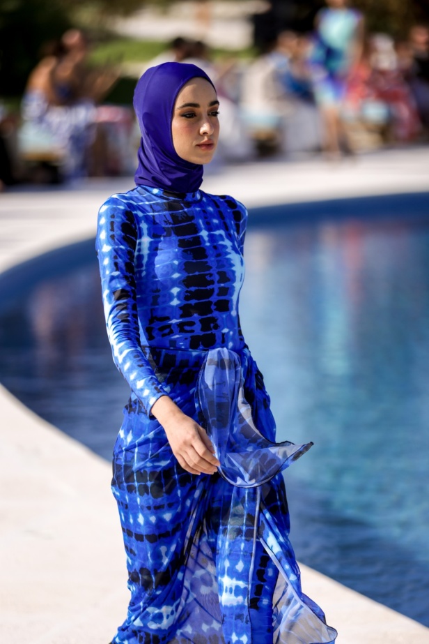 هادية غالب دمجت بين ملابس السباحة المحتشمة والأزياء المريحة