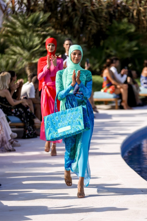 هادية غالب دمجت بين ملابس السباحة المحتشمة والأزياء المريحة