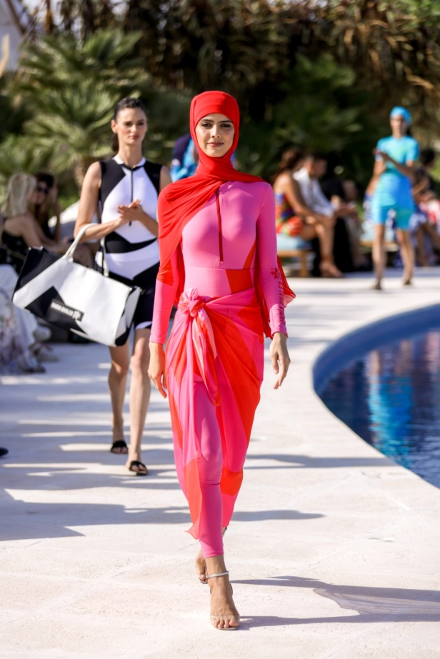 هادية غالب دمجت بين ملابس السباحة المحتشمة والأزياء المريحة