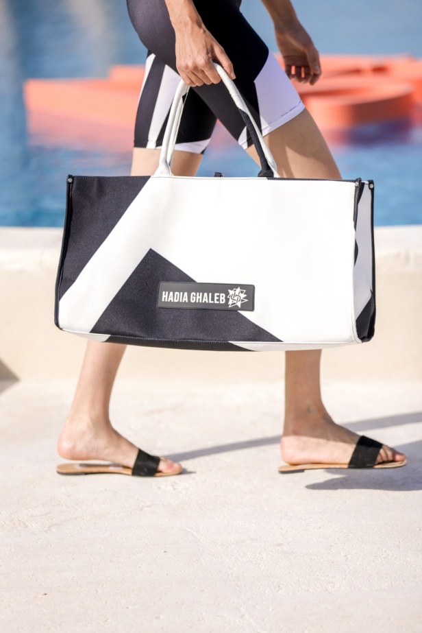 هادية غالب دمجت بين ملابس السباحة المحتشمة والأزياء المريحة