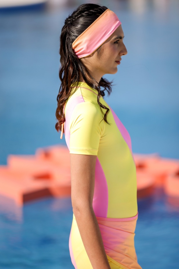 هادية غالب دمجت بين ملابس السباحة المحتشمة والأزياء المريحة