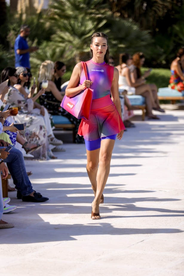 هادية غالب دمجت بين ملابس السباحة المحتشمة والأزياء المريحة