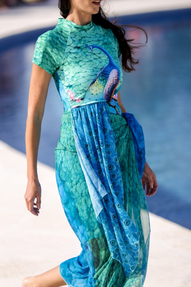 هادية غالب دمجت بين ملابس السباحة المحتشمة والأزياء المريحة