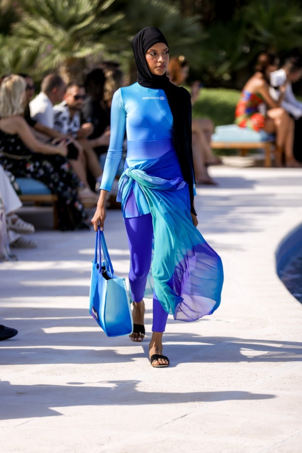 هادية غالب دمجت بين ملابس السباحة المحتشمة والأزياء المريحة