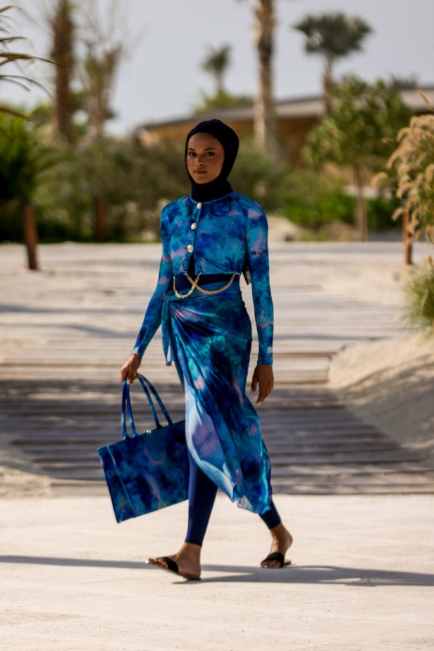 هادية غالب دمجت بين ملابس السباحة المحتشمة والأزياء المريحة