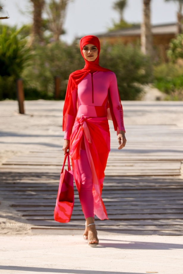 هادية غالب دمجت بين ملابس السباحة المحتشمة والأزياء المريحة