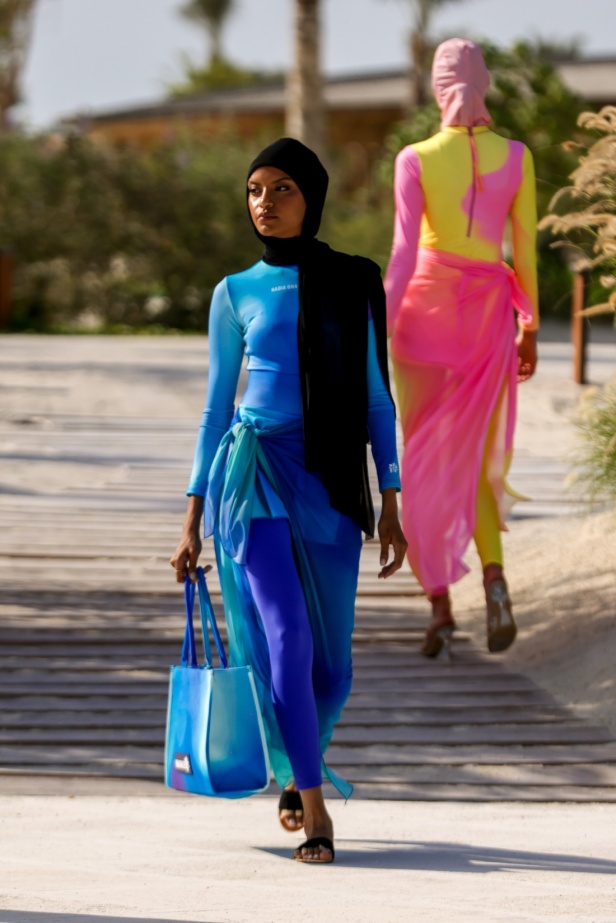 هادية غالب دمجت بين ملابس السباحة المحتشمة والأزياء المريحة