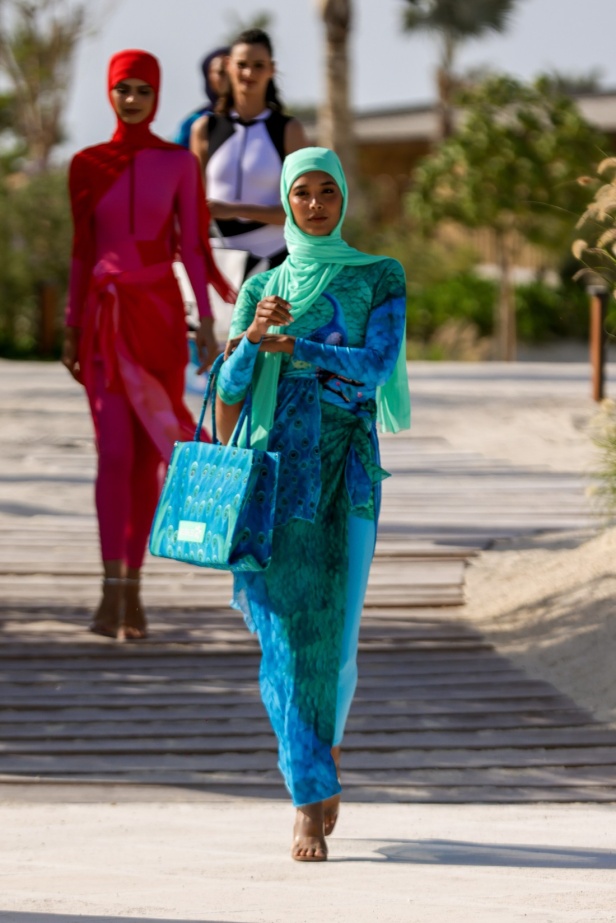 هادية غالب دمجت بين ملابس السباحة المحتشمة والأزياء المريحة