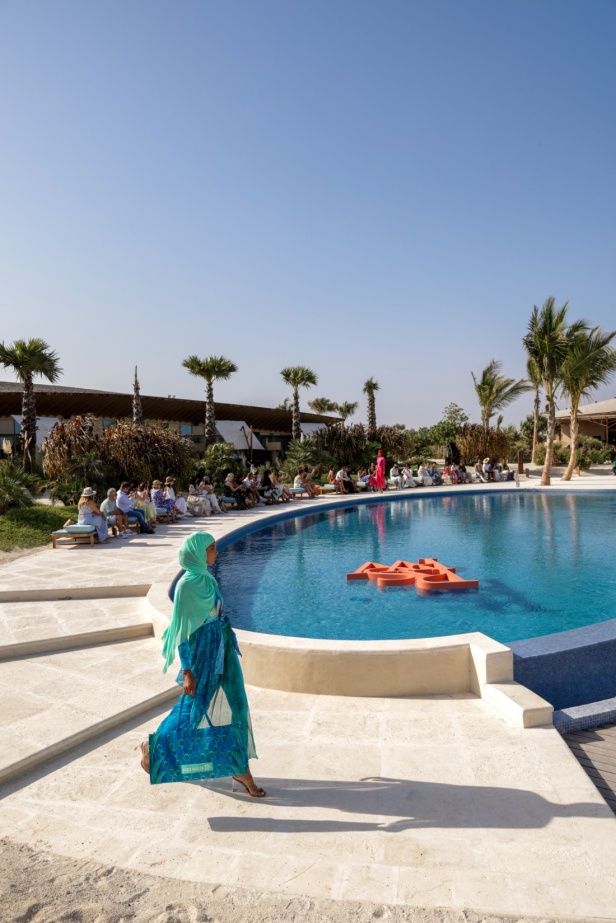 هادية غالب دمجت بين ملابس السباحة المحتشمة والأزياء المريحة