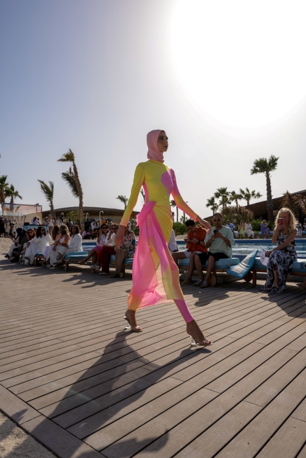 هادية غالب دمجت بين ملابس السباحة المحتشمة والأزياء المريحة